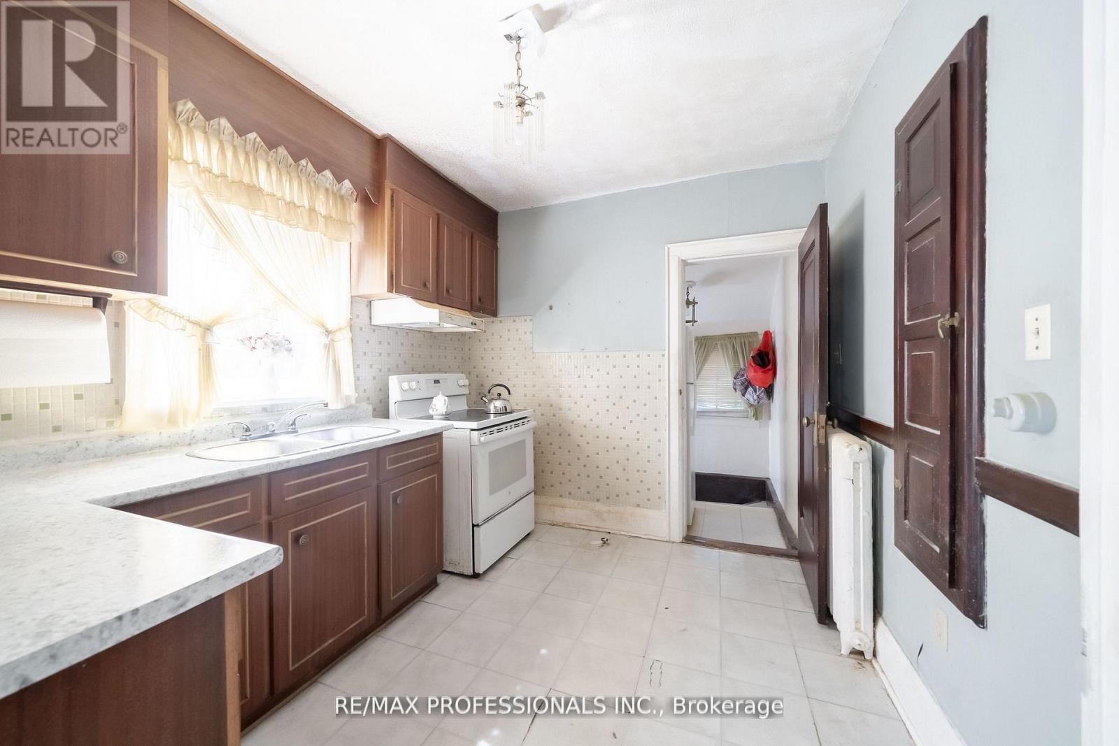 24 Queens Avenue, Toronto, Ontario  M8V 2N1 - Photo 13 - W12735636