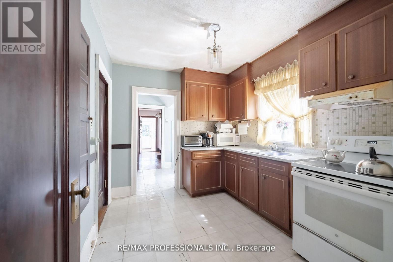 24 Queens Avenue, Toronto, Ontario  M8V 2N1 - Photo 14 - W12735636