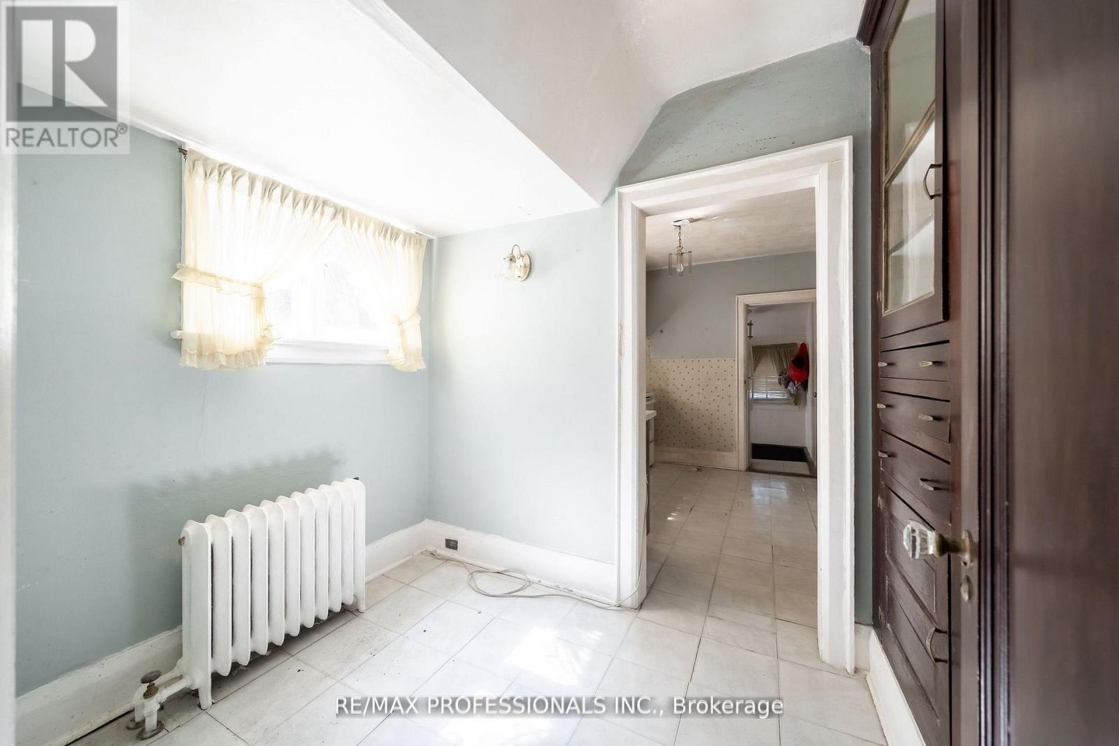 24 Queens Avenue, Toronto, Ontario  M8V 2N1 - Photo 15 - W12735636