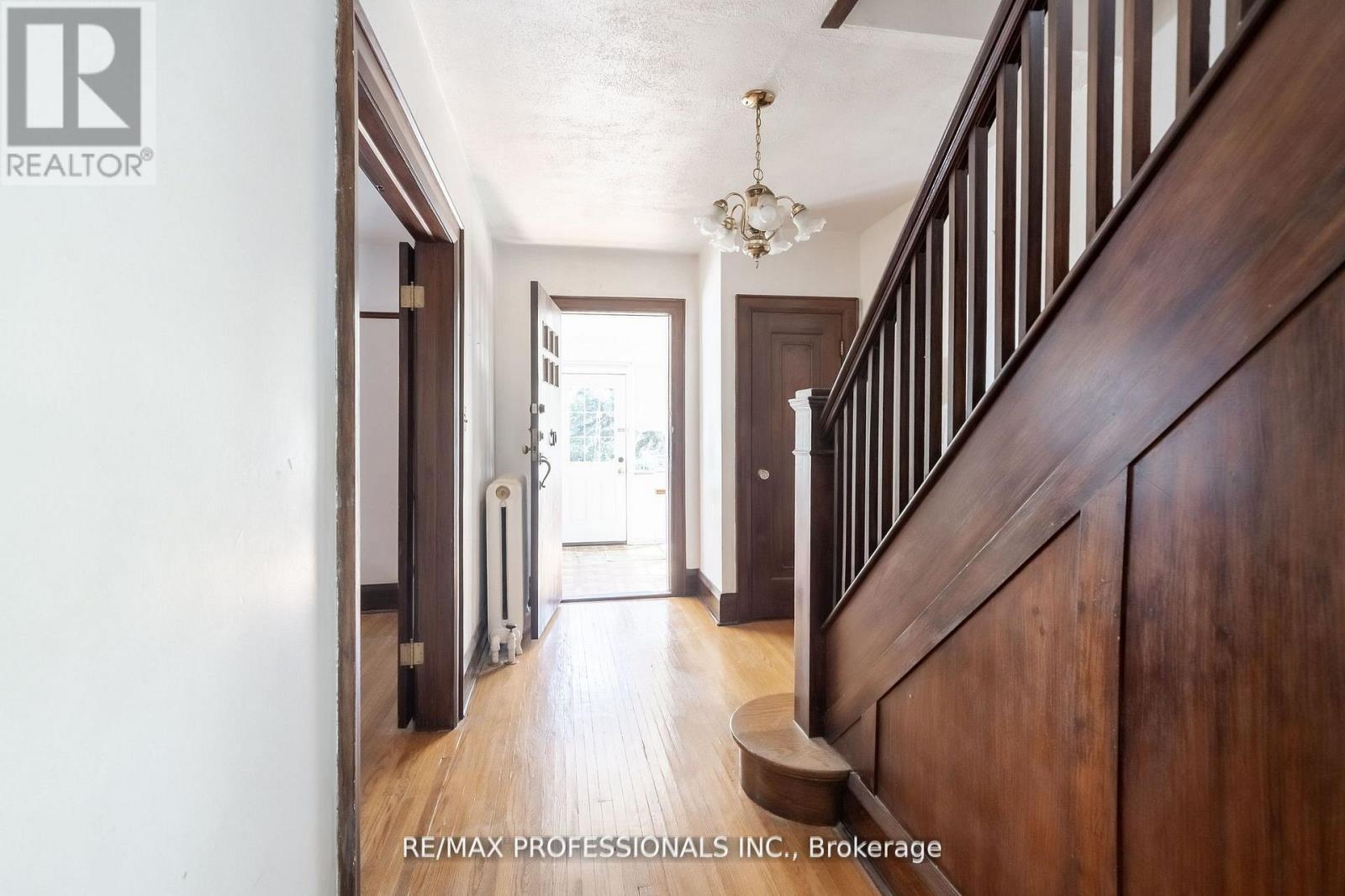 24 Queens Avenue, Toronto, Ontario  M8V 2N1 - Photo 16 - W12735636