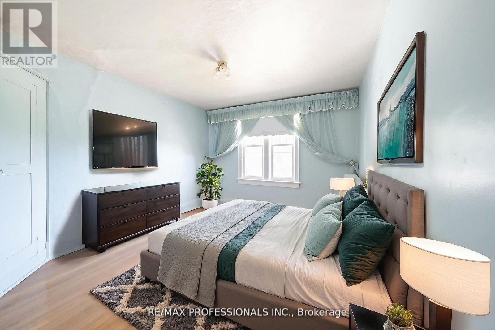 24 Queens Avenue, Toronto, Ontario  M8V 2N1 - Photo 18 - W12735636