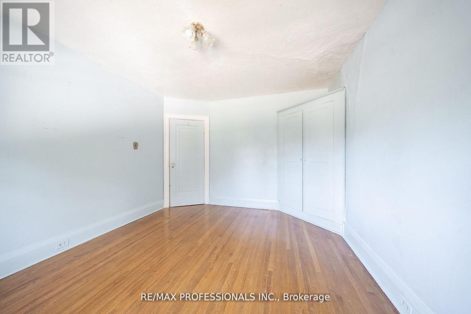 24 Queens Avenue, Toronto, Ontario  M8V 2N1 - Photo 19 - W12735636