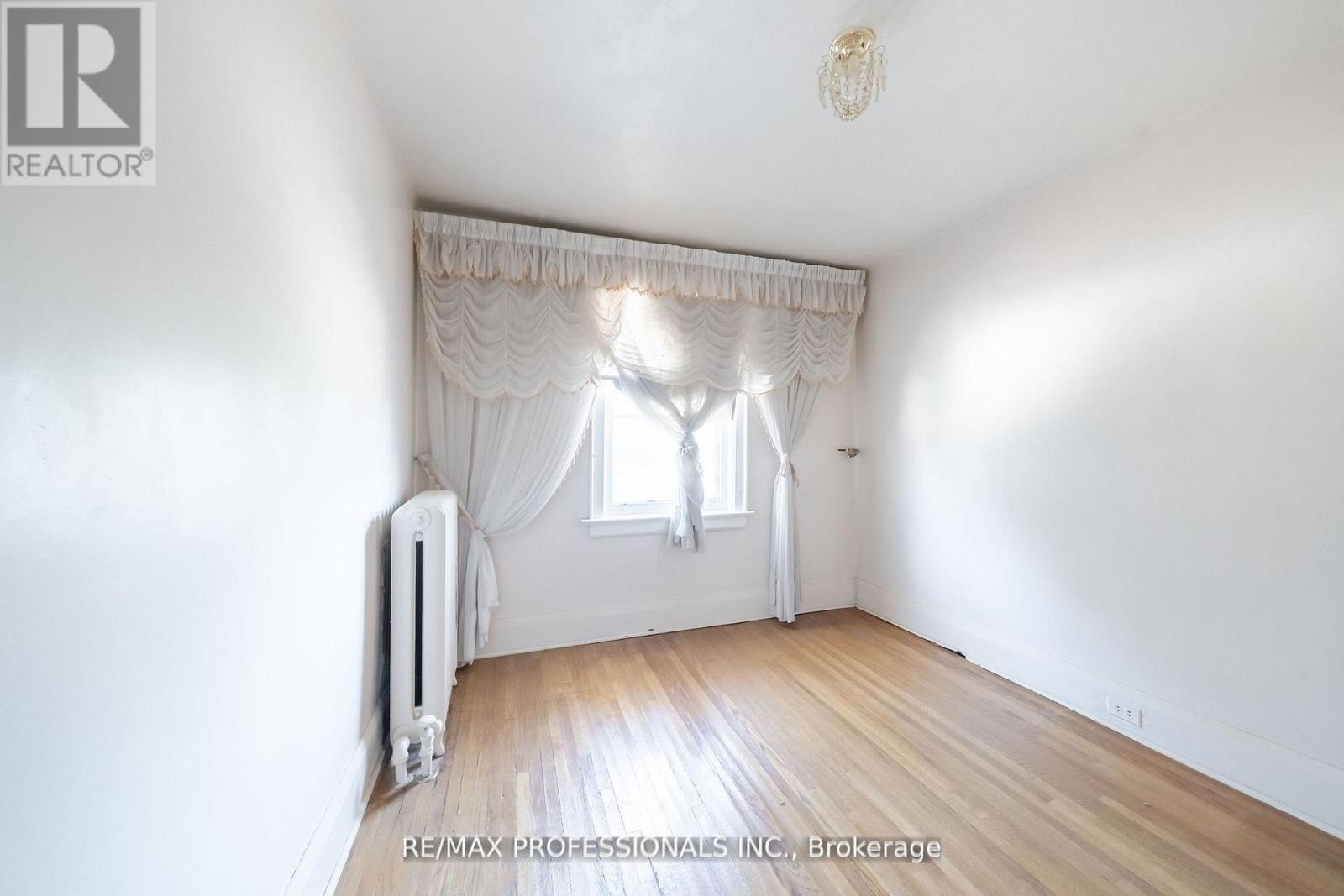 24 Queens Avenue, Toronto, Ontario  M8V 2N1 - Photo 20 - W12735636