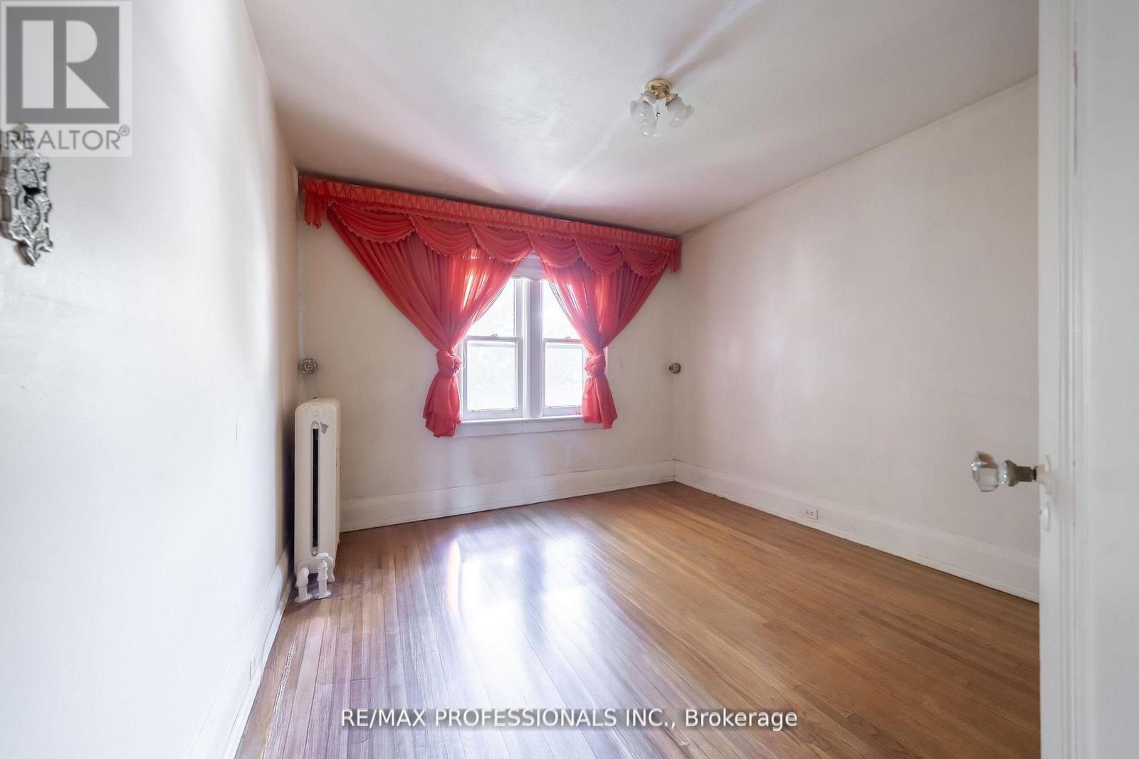 24 Queens Avenue, Toronto, Ontario  M8V 2N1 - Photo 23 - W12735636