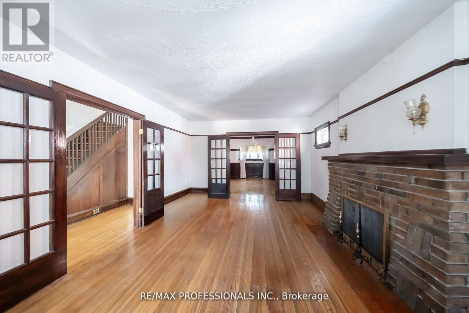 24 Queens Avenue, Toronto, Ontario  M8V 2N1 - Photo 6 - W12735636