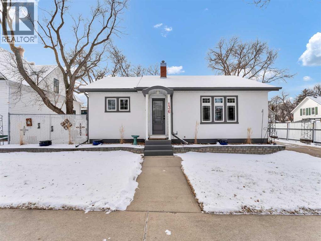 136 3 Avenue SE, Medicine Hat, Alberta