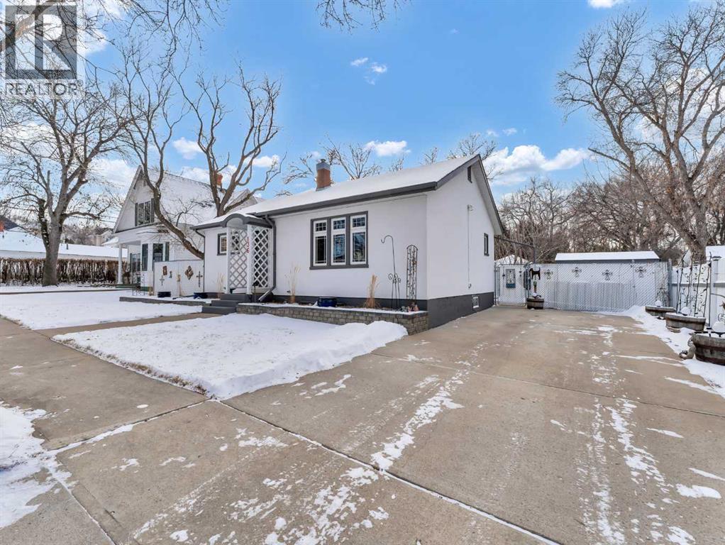 136 3 Avenue Se, Medicine Hat, Alberta  T1A 2L8 - Photo 3 - A2281453