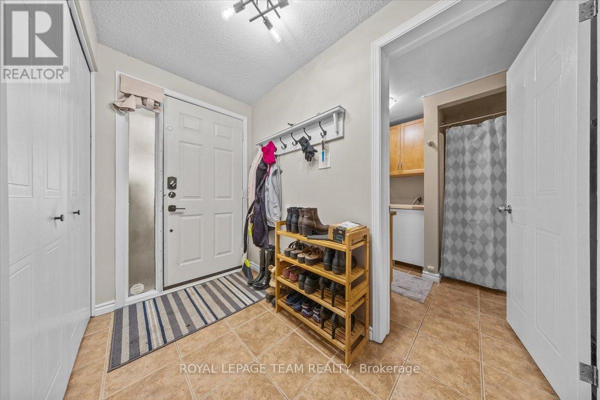 1137 Chimney Hill Way, Ottawa, Ontario  K1J 8Z7 - Photo 2 - X12735704