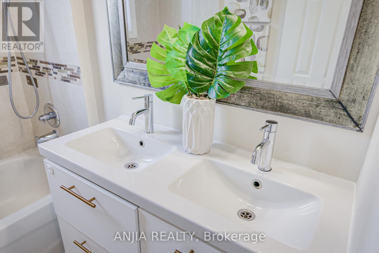 63 Rockport Crescent, Richmond Hill, Ontario  L4C 2L7 - Photo 22 - N12735482