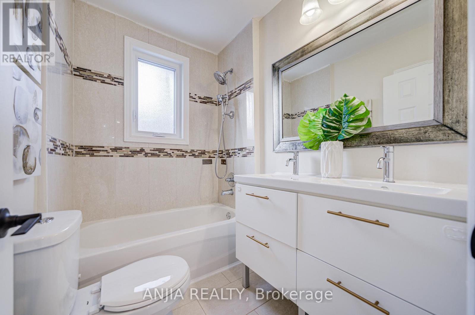 63 Rockport Crescent, Richmond Hill, Ontario  L4C 2L7 - Photo 21 - N12735482