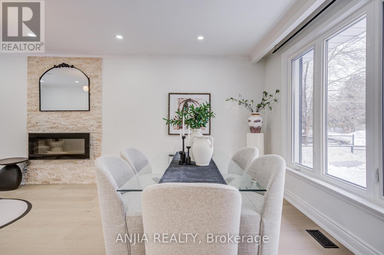 63 Rockport Crescent, Richmond Hill, Ontario  L4C 2L7 - Photo 5 - N12735482