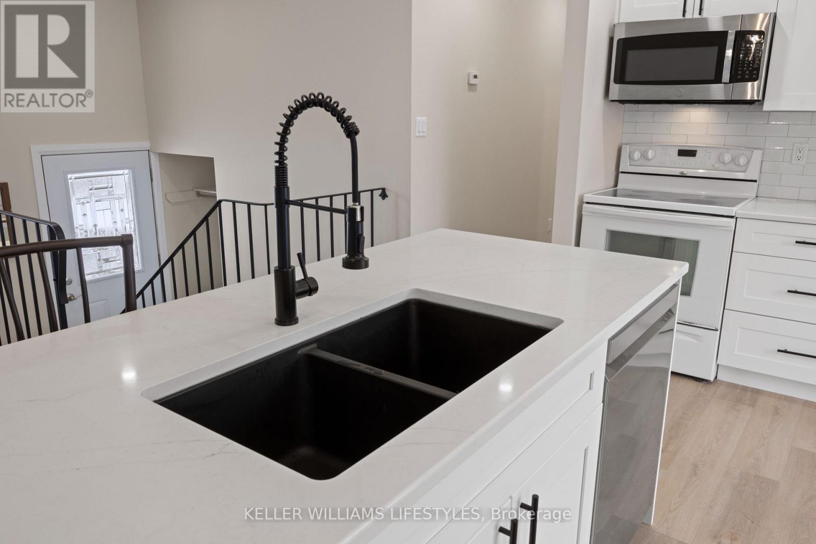 Photo 14 of 46 for 18 Hawthorn Crescent