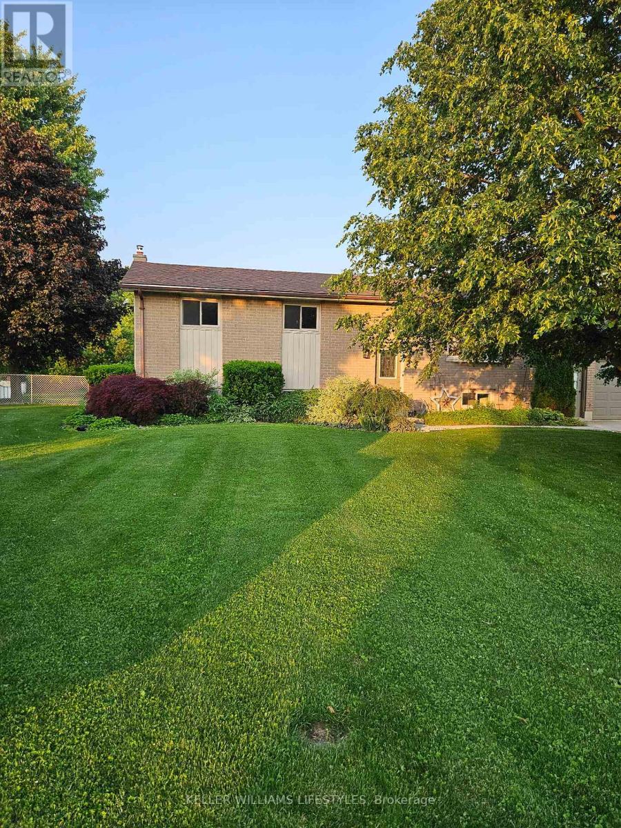 18 Hawthorn Crescent, North Middlesex, Ontario  N0M 1A0 - Photo 2 - X12605254