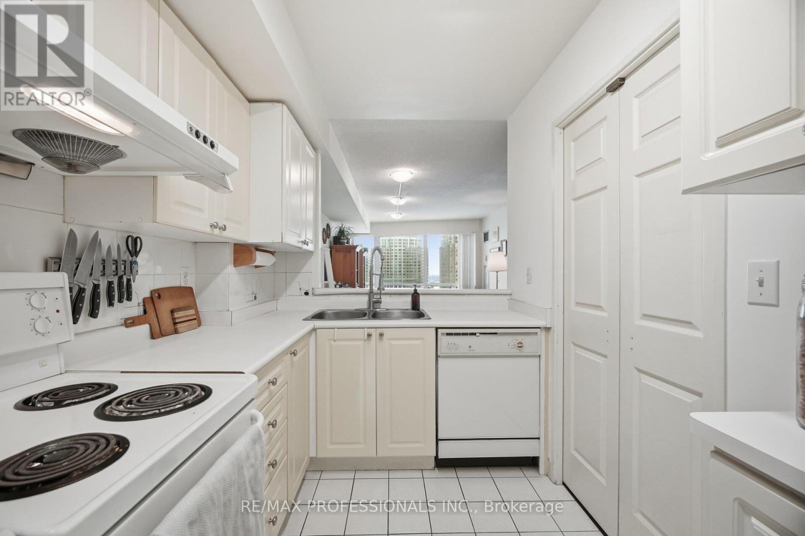 1705 - 18 Lee Centre Drive, Toronto, Ontario  M1H 3H5 - Photo 13 - E12735708