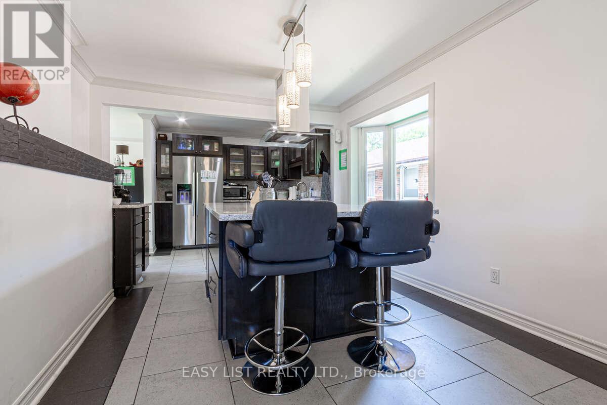 3438 Enniskillen Circle, Mississauga, Ontario  L5C 2N1 - Photo 11 - W12325935