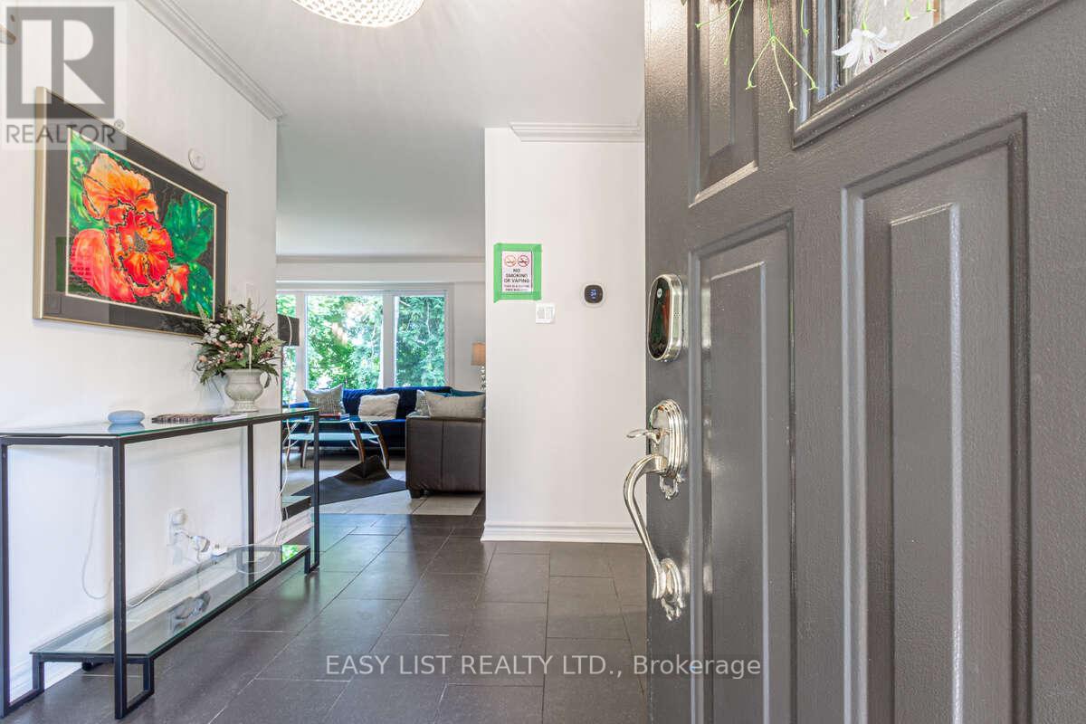 3438 Enniskillen Circle, Mississauga, Ontario  L5C 2N1 - Photo 4 - W12325935