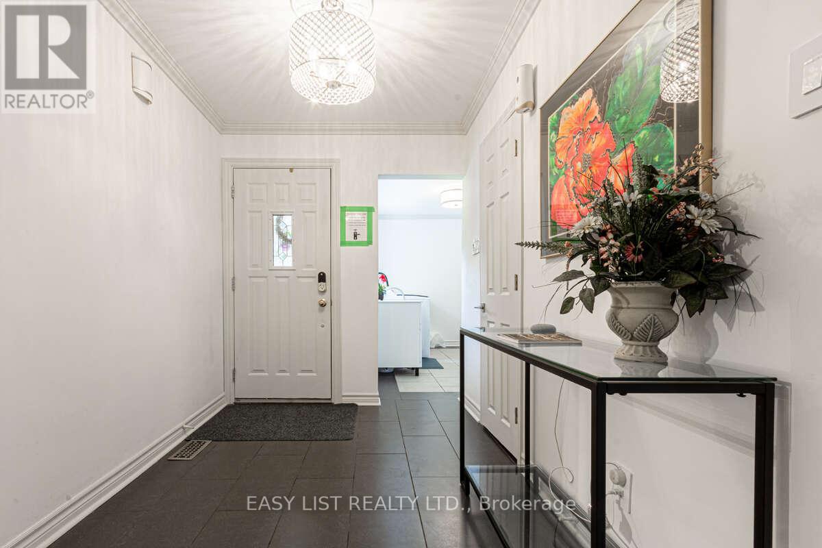 3438 Enniskillen Circle, Mississauga, Ontario  L5C 2N1 - Photo 5 - W12325935