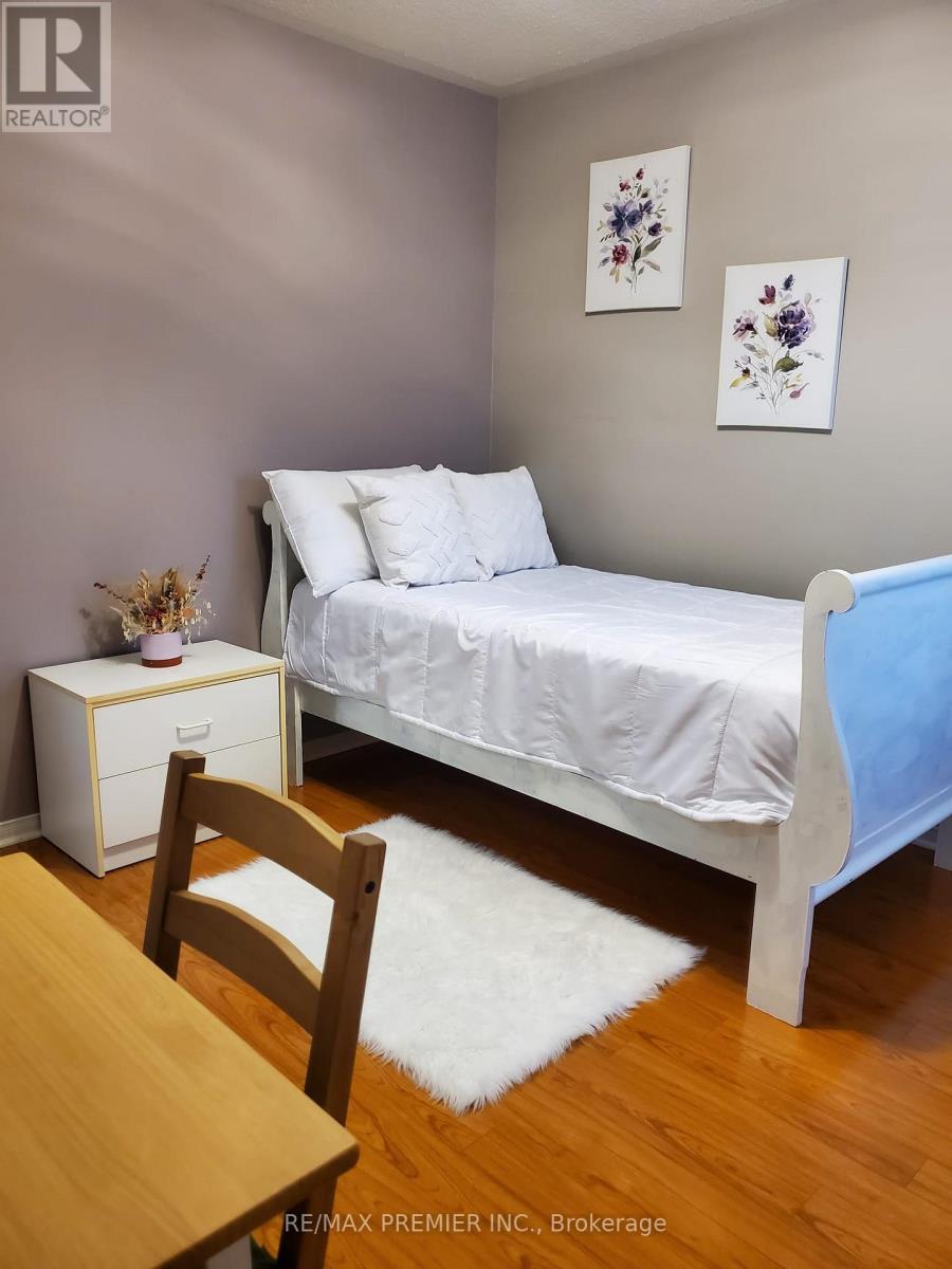 5272 Brookwood Court, Mississauga, Ontario  L5V 2N8 - Photo 12 - W12735722