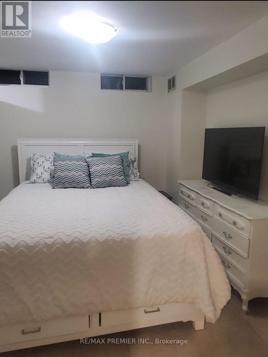 5272 Brookwood Court, Mississauga, Ontario  L5V 2N8 - Photo 9 - W12735722