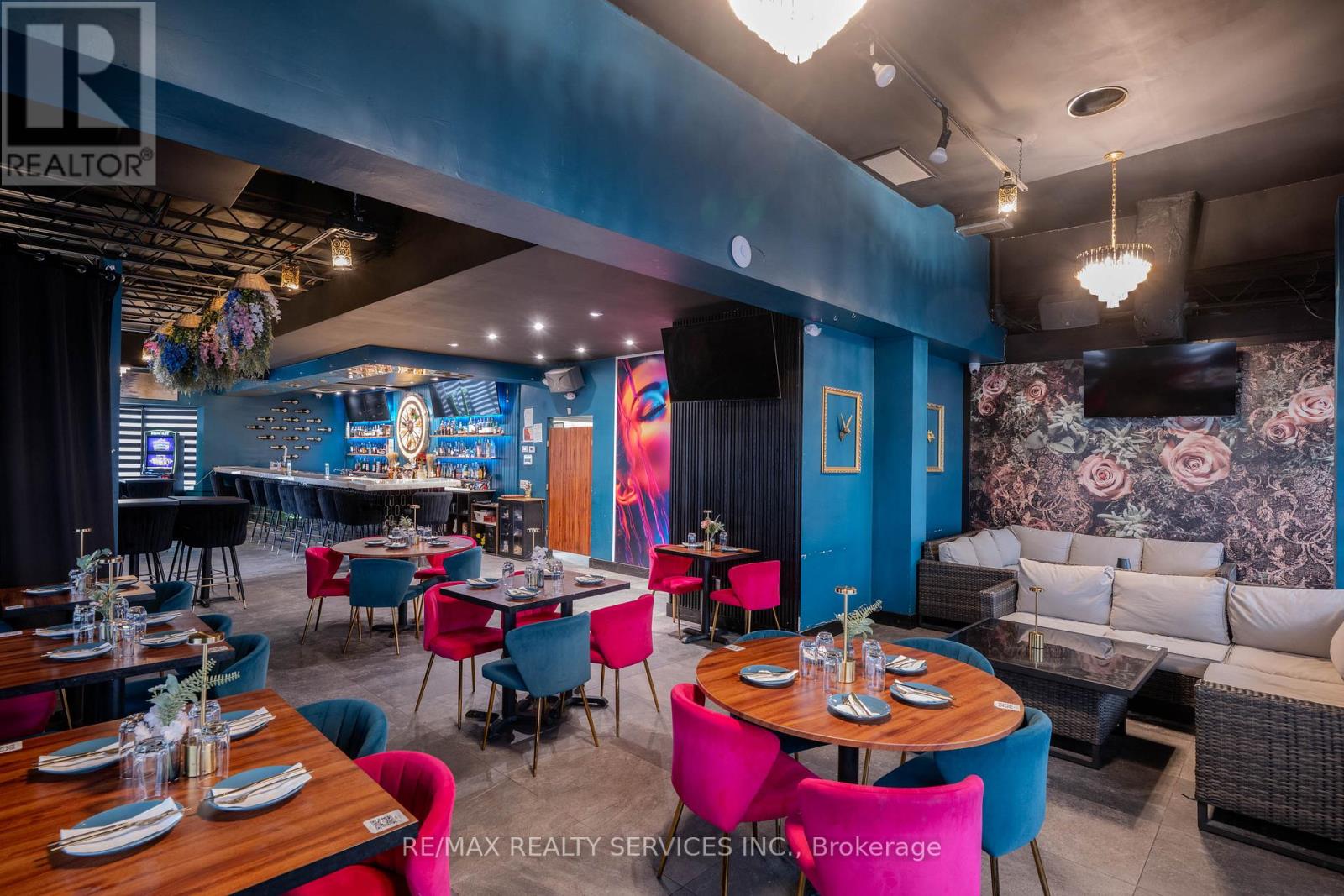 2055 DUNDAS STREET, Mississauga, Ontario