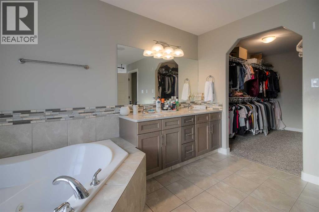 541 Aquitania Boulevard W, Lethbridge, Alberta  T1J 5G7 - Photo 34 - A2272884