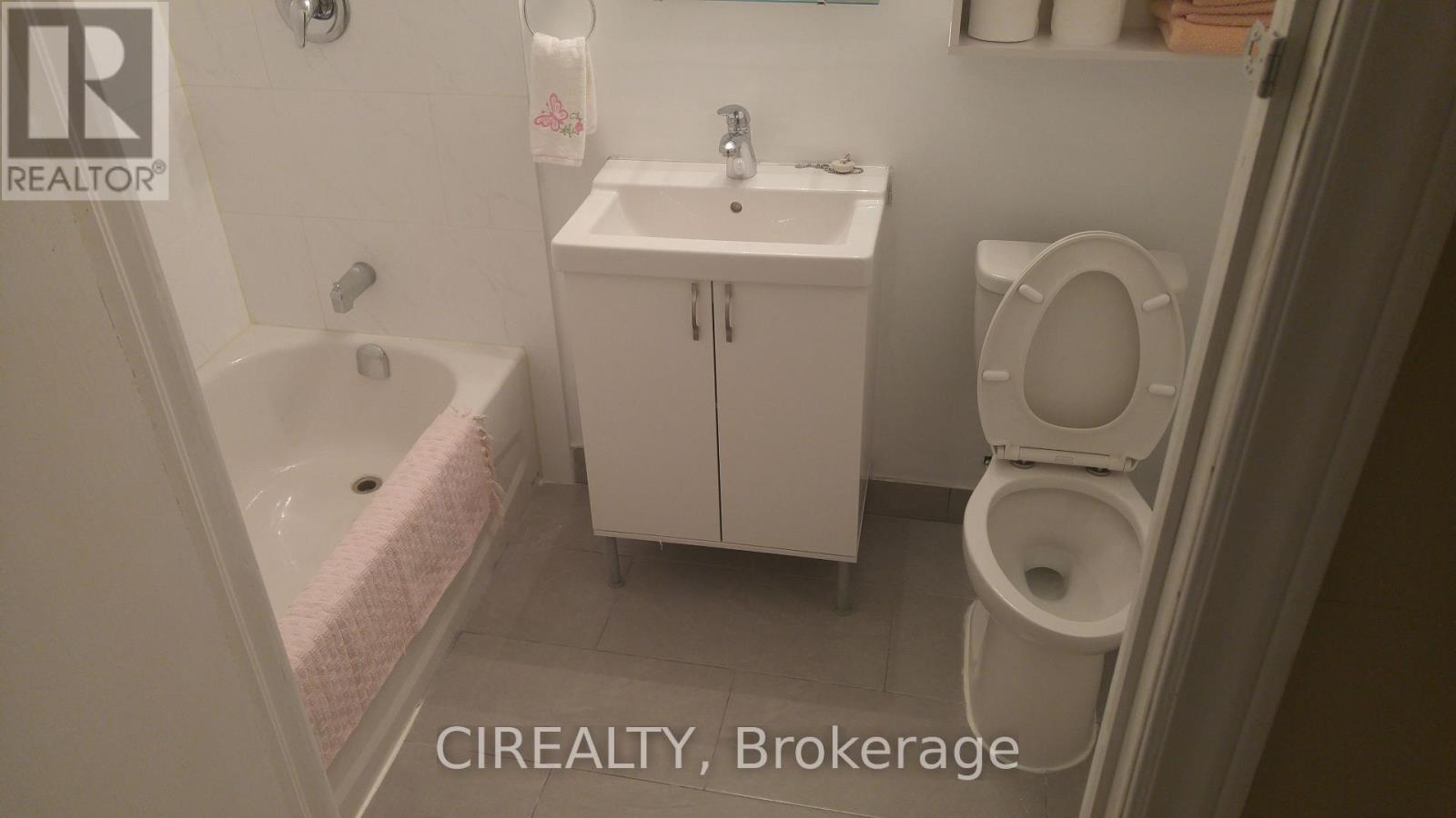 Lower - 31 Bailey Crescent, Aurora, Ontario  L4G 2B2 - Photo 9 - N12736024