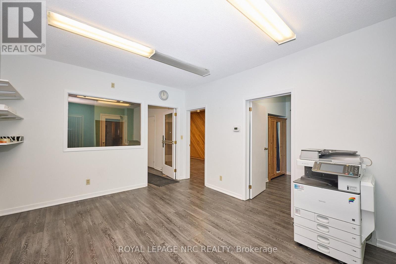 8 Clark Street, St. Catharines, Ontario  L2R 5G2 - Photo 13 - X12690266