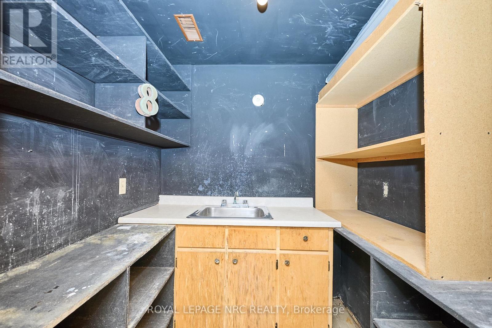 8 Clark Street, St. Catharines, Ontario  L2R 5G2 - Photo 39 - X12690266