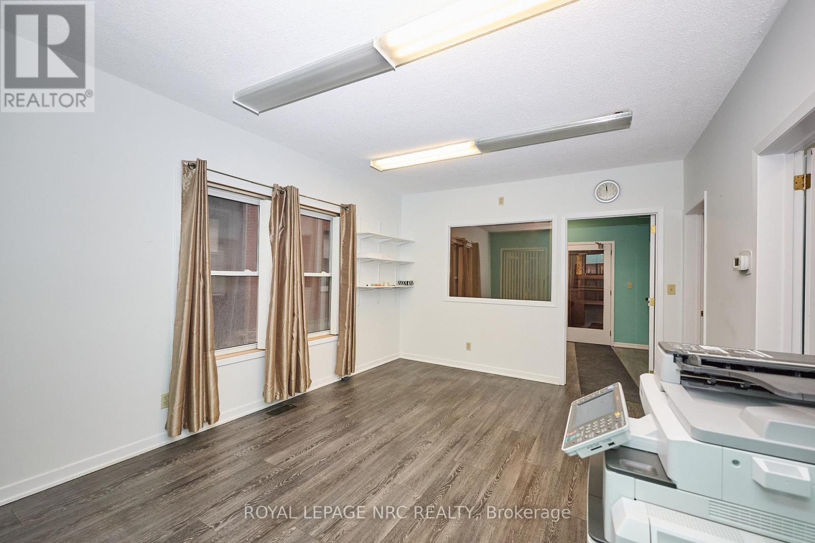 8 Clark Street, St. Catharines, Ontario  L2R 5G2 - Photo 12 - X12690272