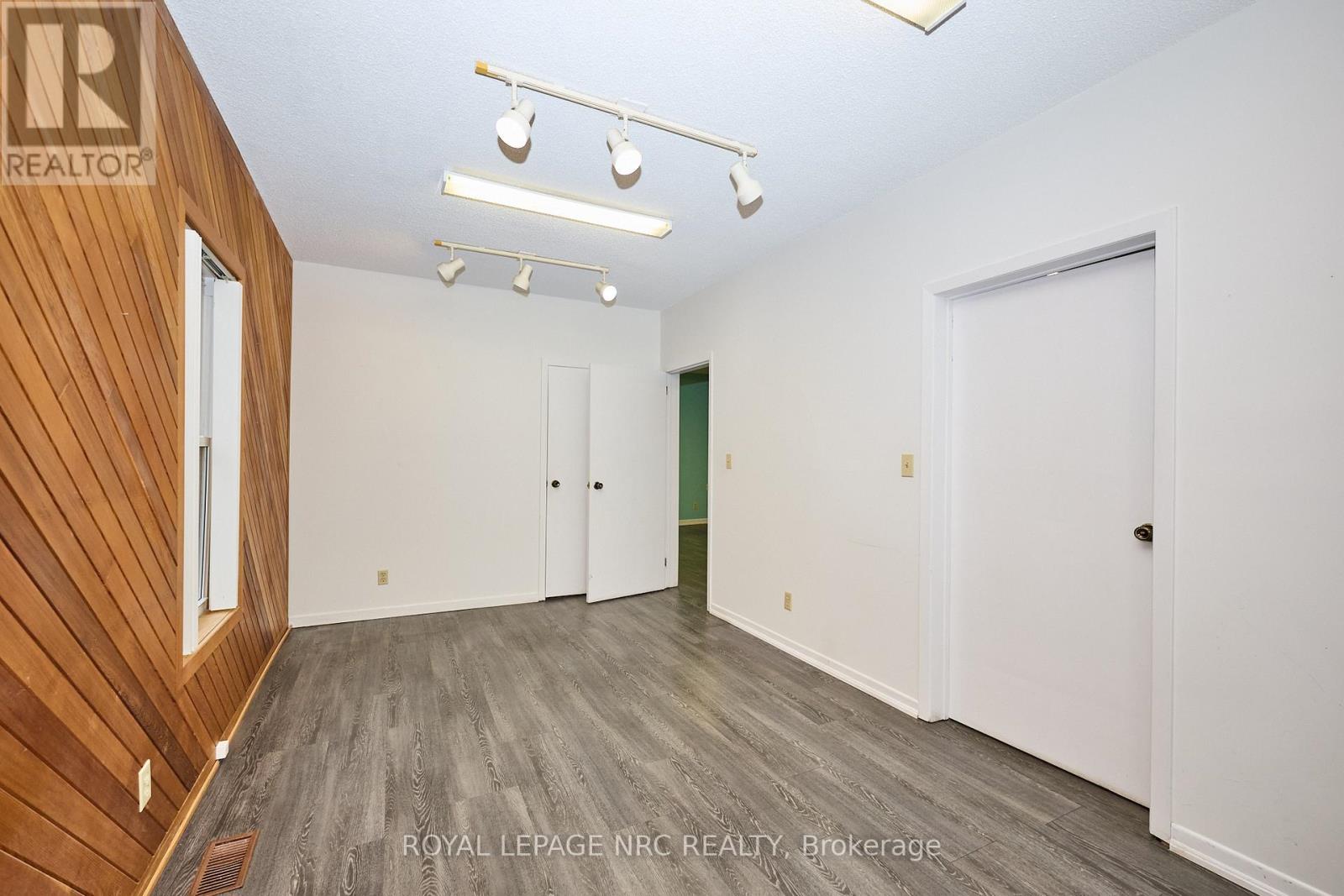 8 Clark Street, St. Catharines, Ontario  L2R 5G2 - Photo 11 - X12690272