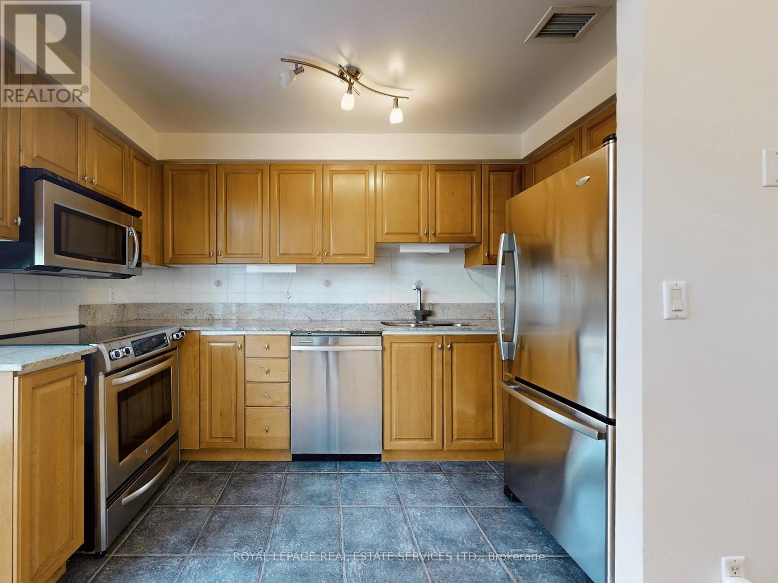 303 - 1 Deer Park Crescent, Toronto, Ontario  M4V 3C4 - Photo 15 - C12736110