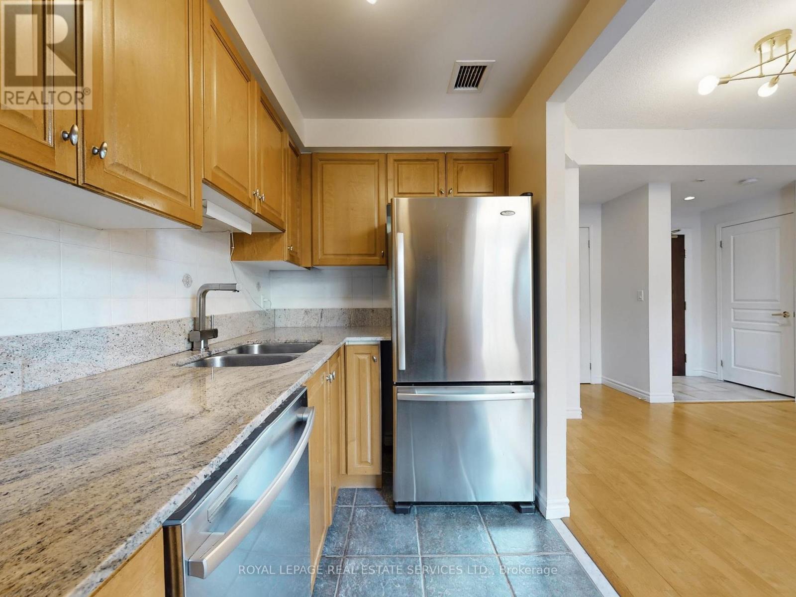 303 - 1 Deer Park Crescent, Toronto, Ontario  M4V 3C4 - Photo 18 - C12736110