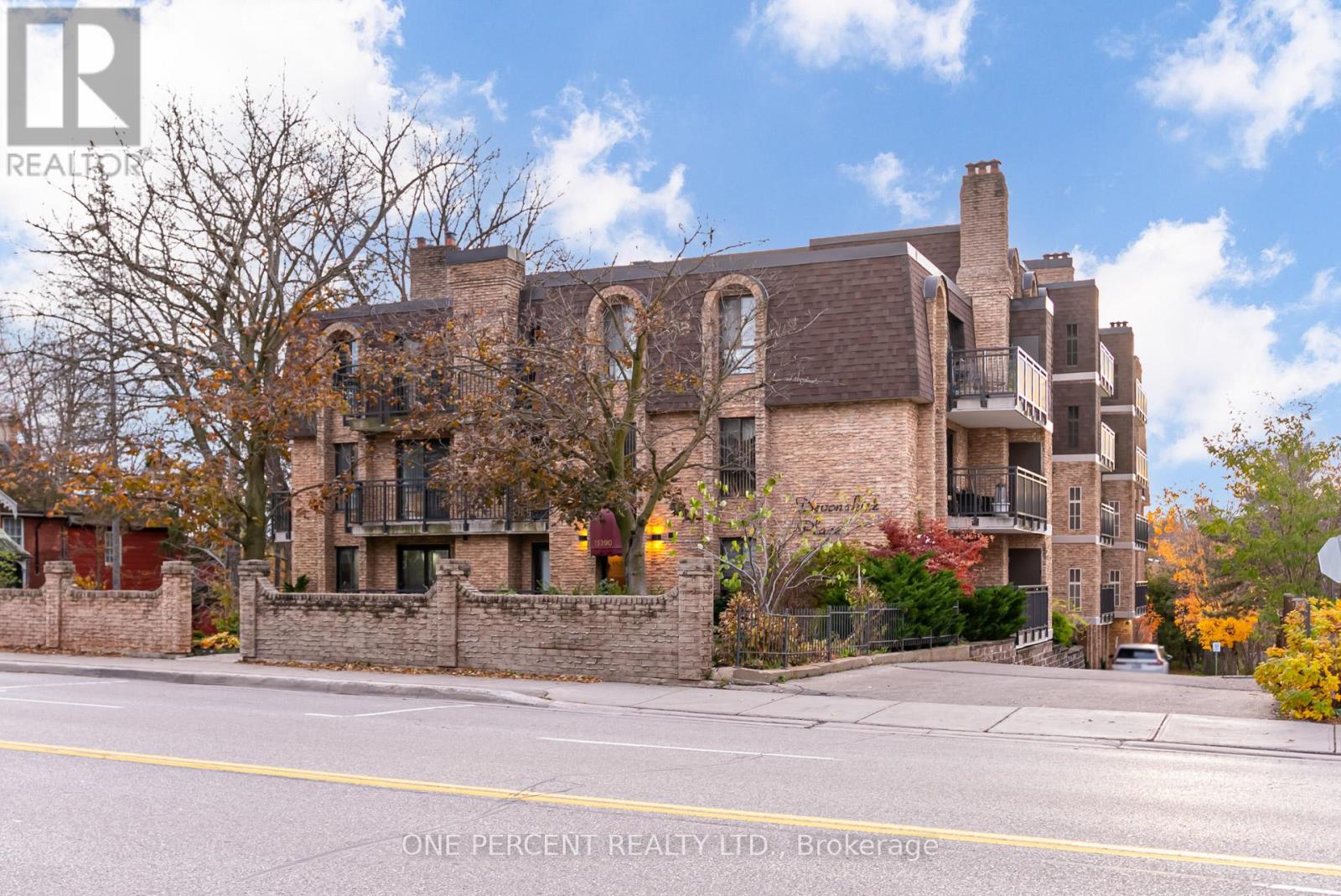 406 - 15390 YONGE STREET, Aurora, Ontario