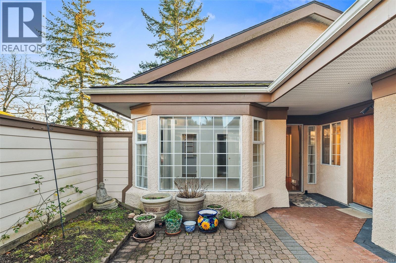 22 901 Kentwood Lane, Saanich, British Columbia