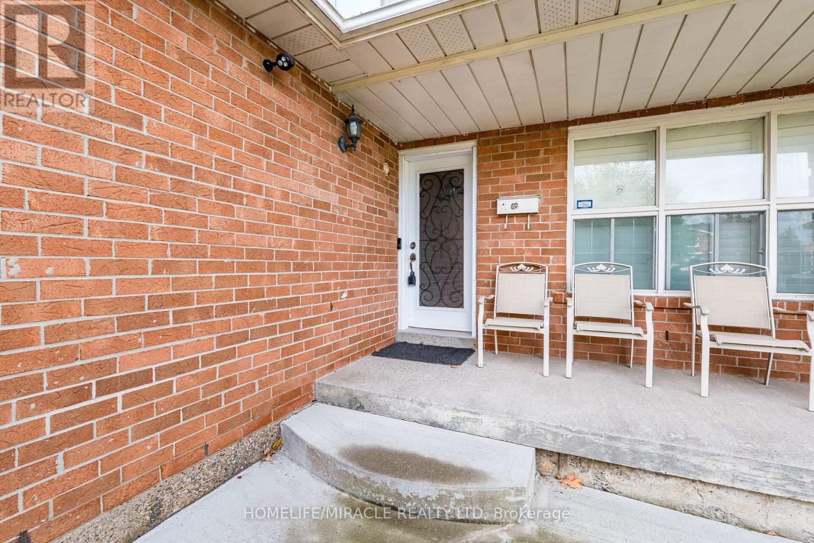 9 Ballycastle Crescent, Brampton, Ontario  L6Z 2V6 - Photo 5 - W12736164