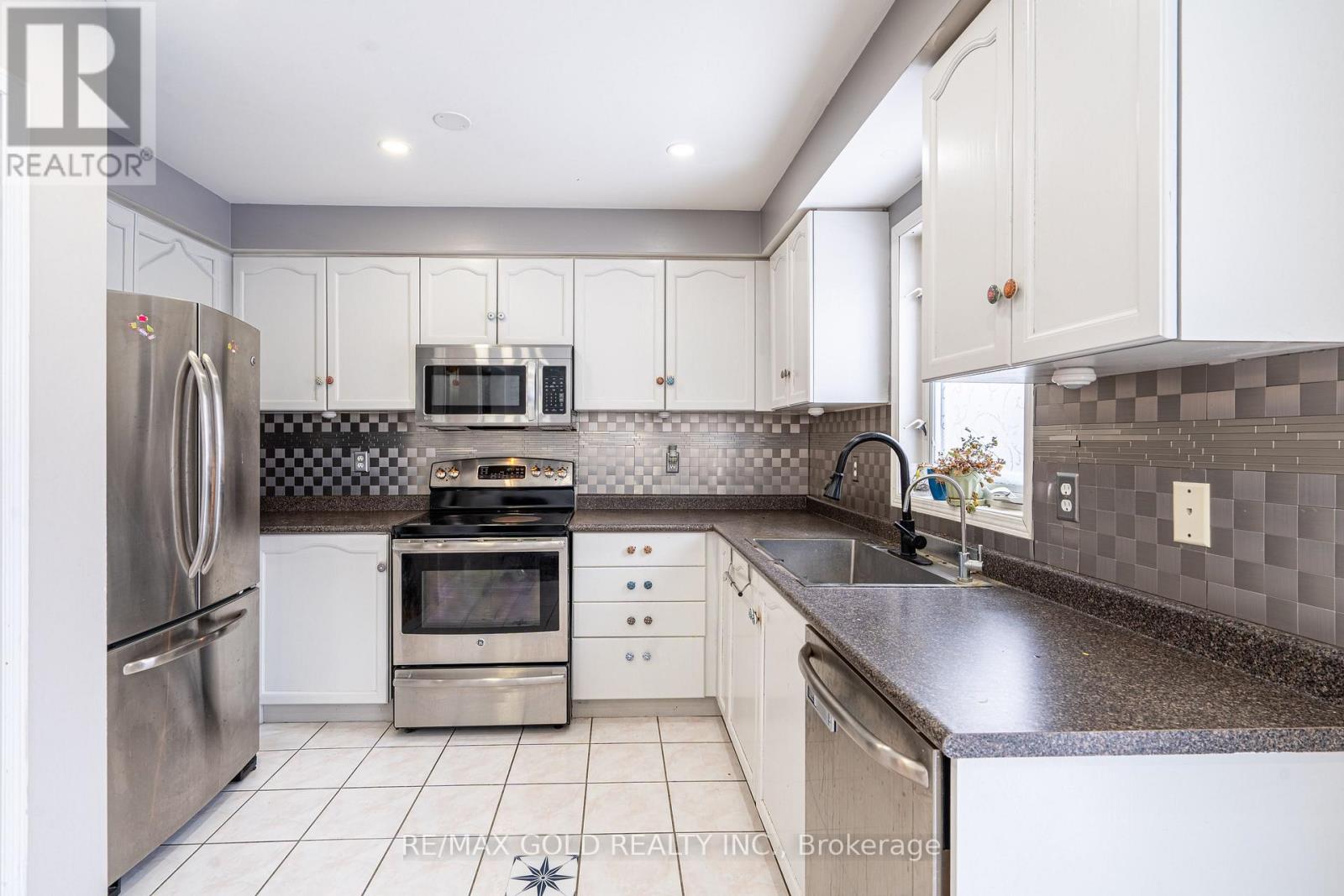 28 Earth Star Trail, Brampton, Ontario  L6R 2P3 - Photo 11 - W12733548