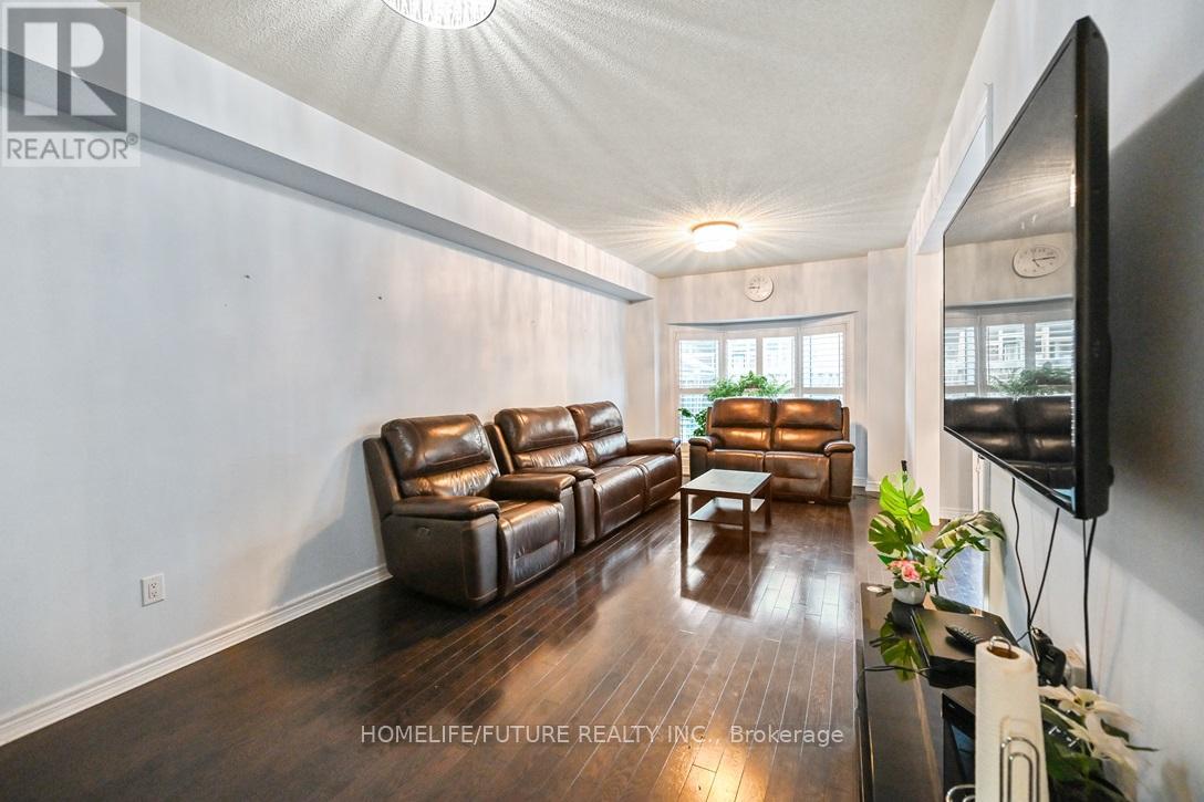 39 Naylor Drive, Bradford West Gwillimbury, Ontario  L3Z 0K1 - Photo 6 - N12736272