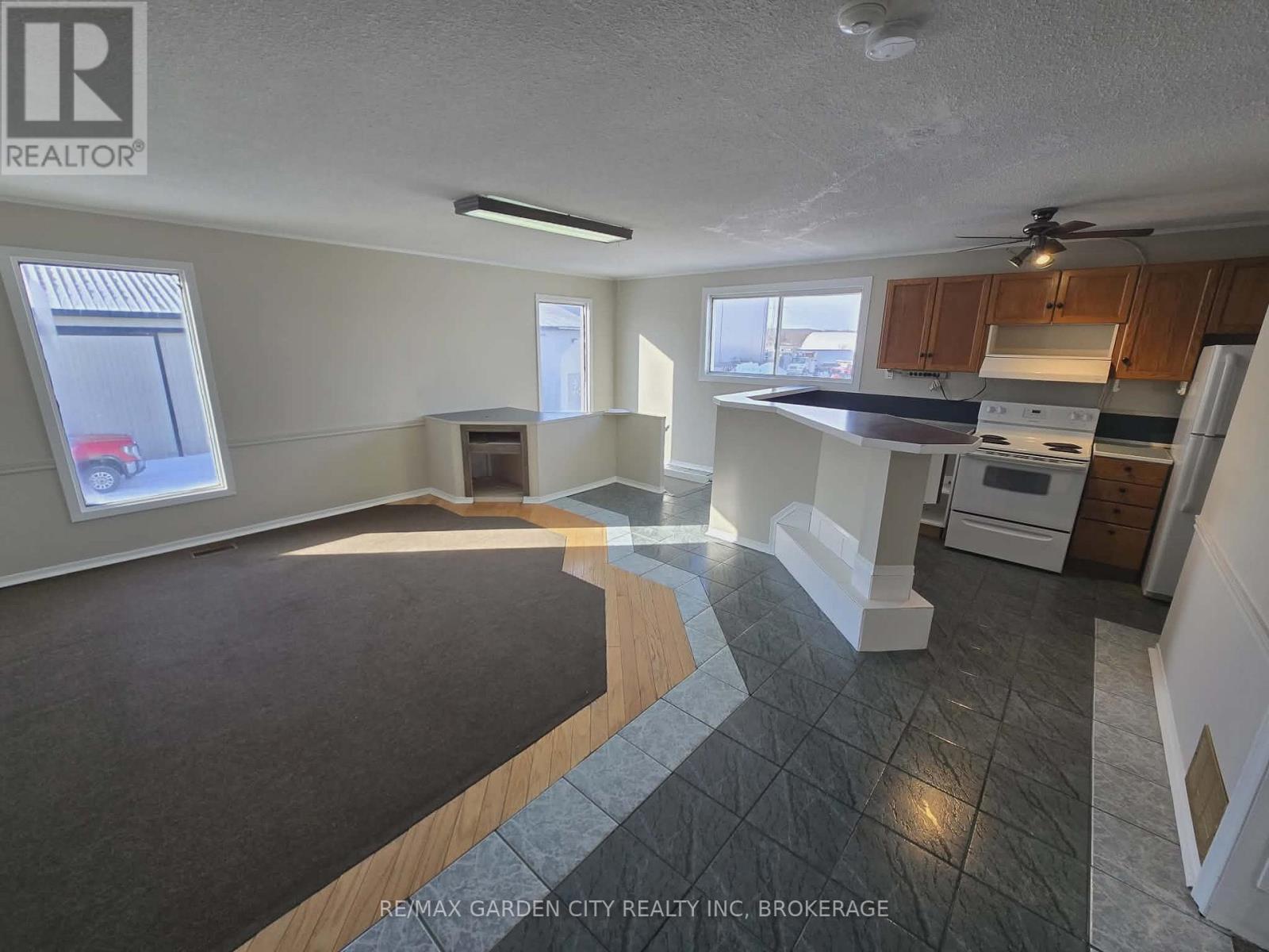 Upper Back - 215 Roberts Road, Grimsby, Ontario  L3M 4E8 - Photo 1 - X12736370