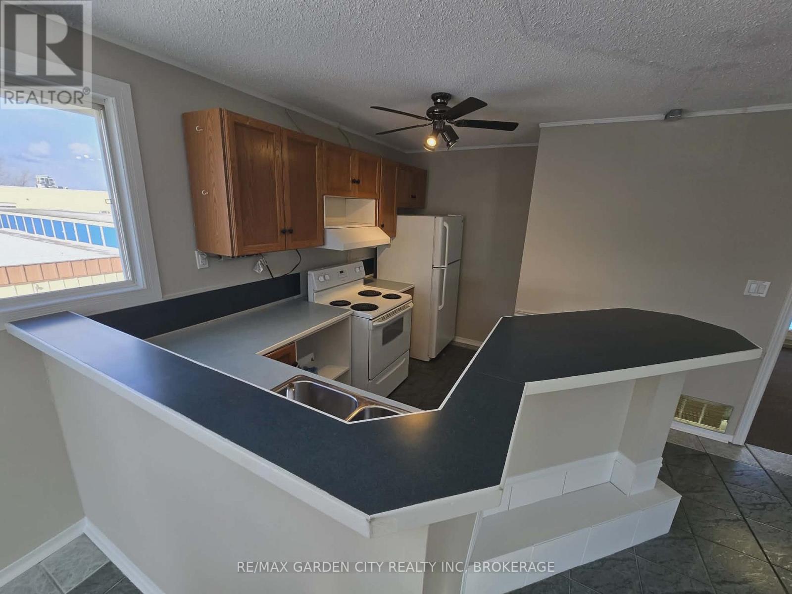 Upper Back - 215 Roberts Road, Grimsby, Ontario  L3M 4E8 - Photo 2 - X12736370