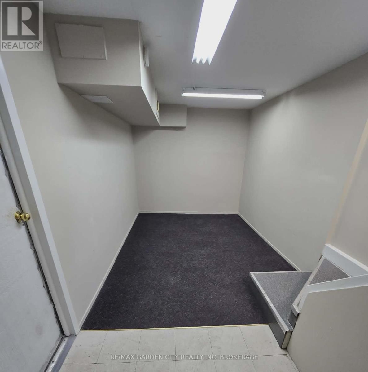 Upper Back - 215 Roberts Road, Grimsby, Ontario  L3M 4E8 - Photo 7 - X12736370