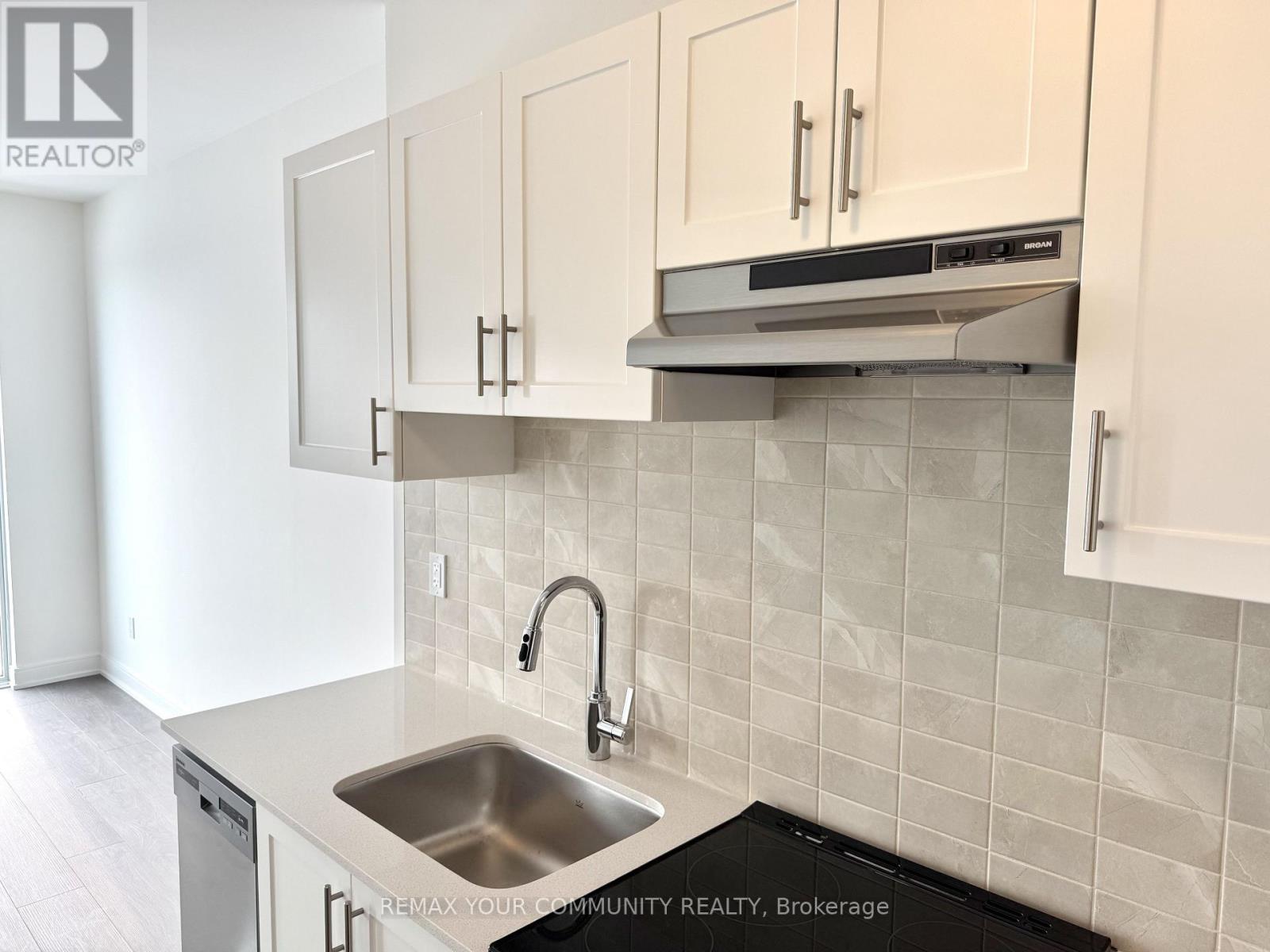 B1405 - 715 Davis Drive, Newmarket, Ontario  L3Y 0J2 - Photo 6 - N12735384