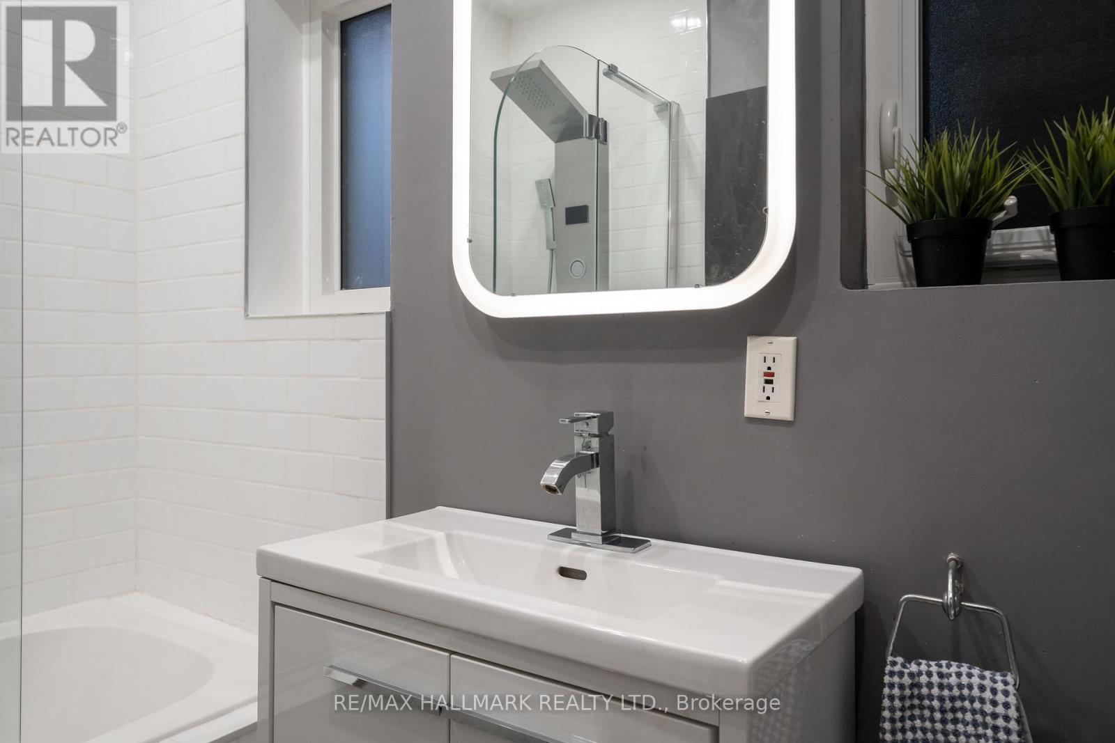 2/f - 524 Markham Street, Toronto, Ontario  M6G 2L5 - Photo 24 - C12736388