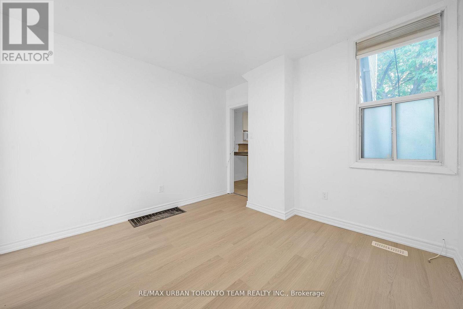 Main - 880 Dundas Street E, Toronto, Ontario  M4M 1R3 - Photo 5 - E12736366