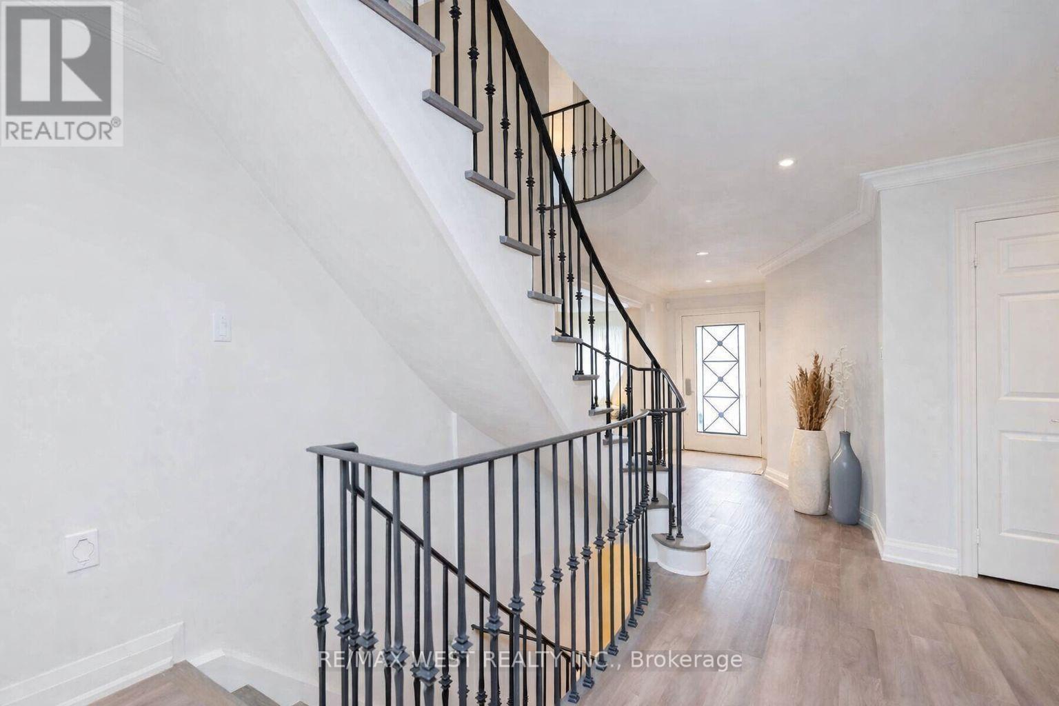 15 Dundurn Crescent, Vaughan, Ontario  L4J 6Z1 - Photo 2 - N12736396