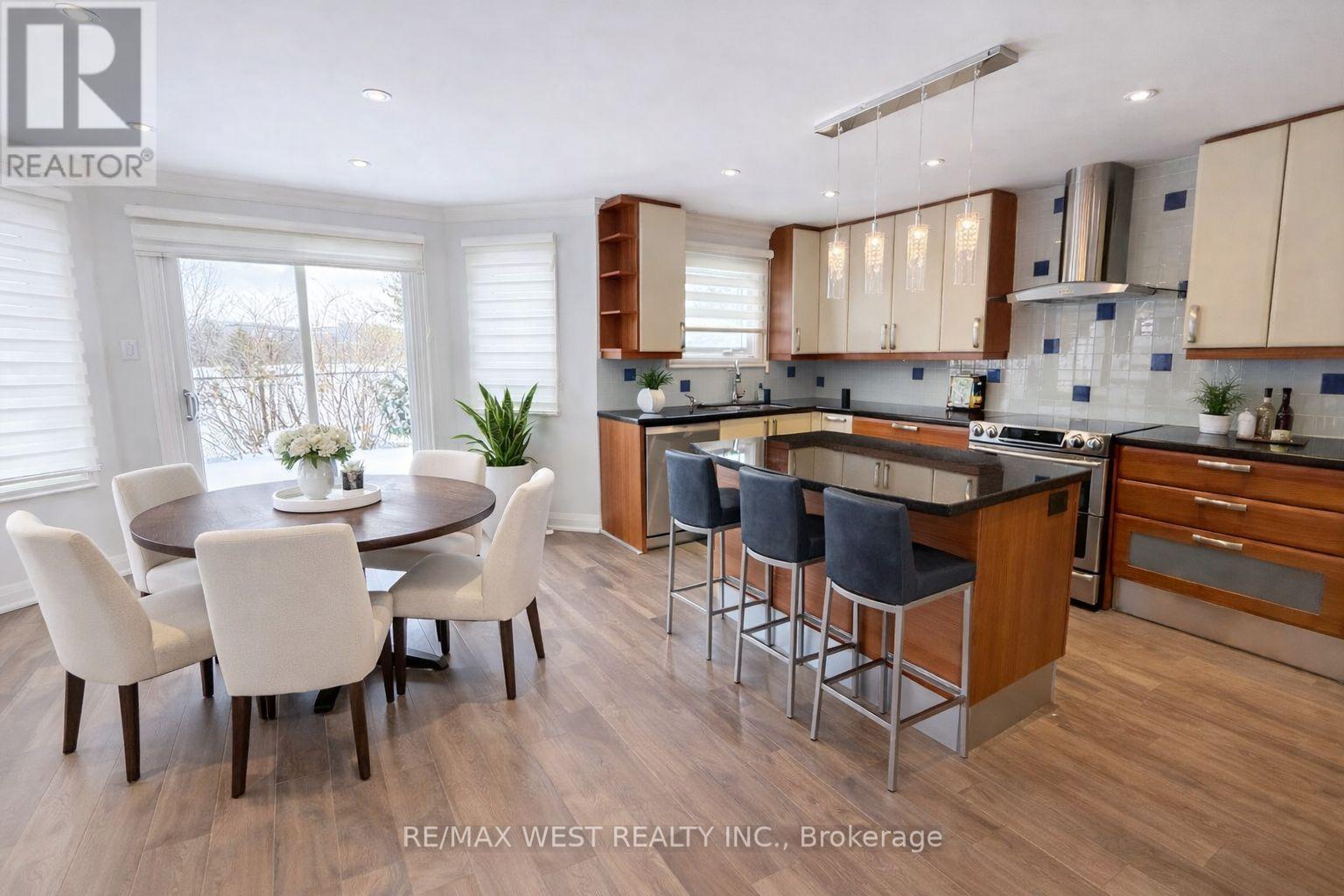 15 Dundurn Crescent, Vaughan, Ontario  L4J 6Z1 - Photo 4 - N12736396