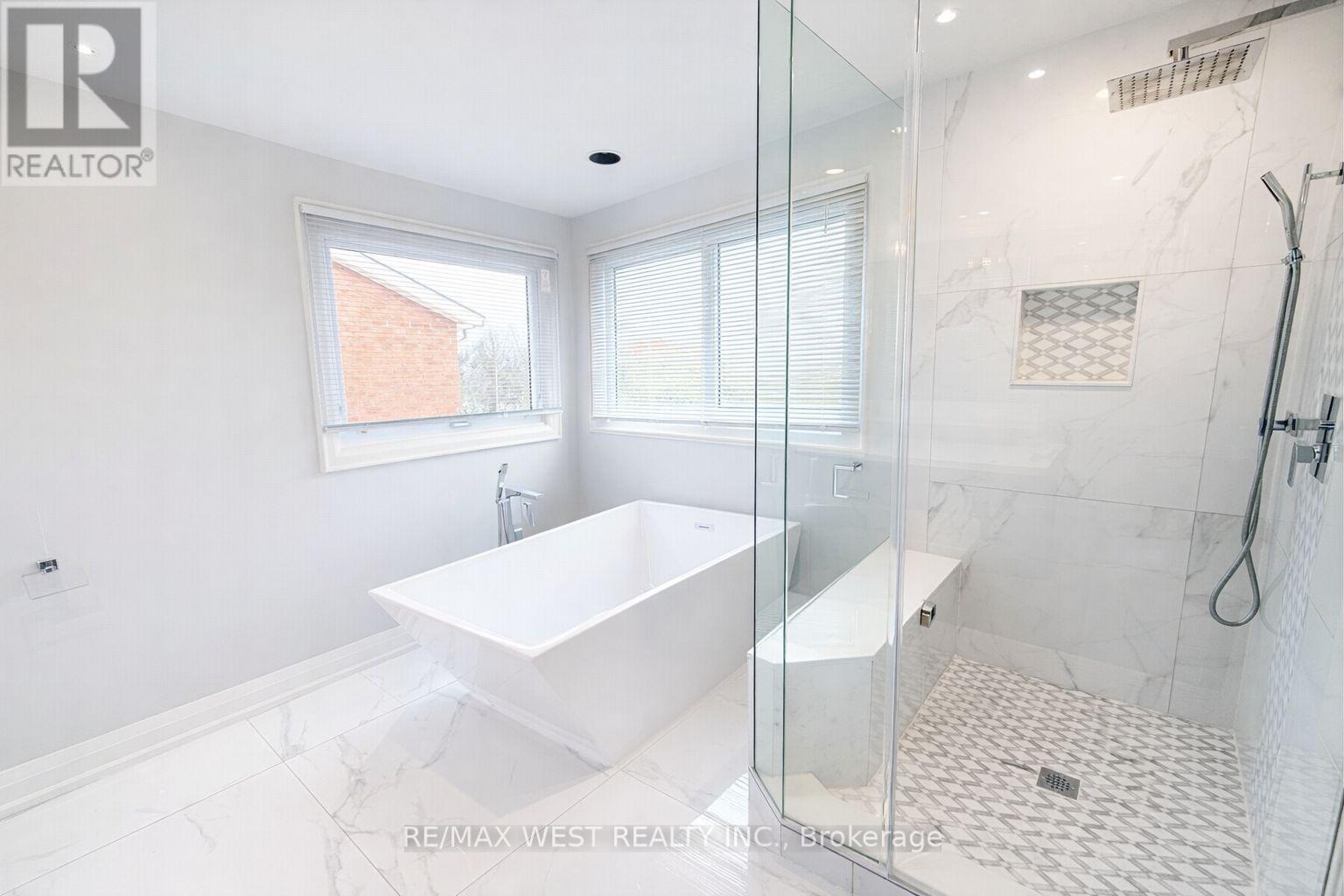 15 Dundurn Crescent, Vaughan, Ontario  L4J 6Z1 - Photo 9 - N12736396