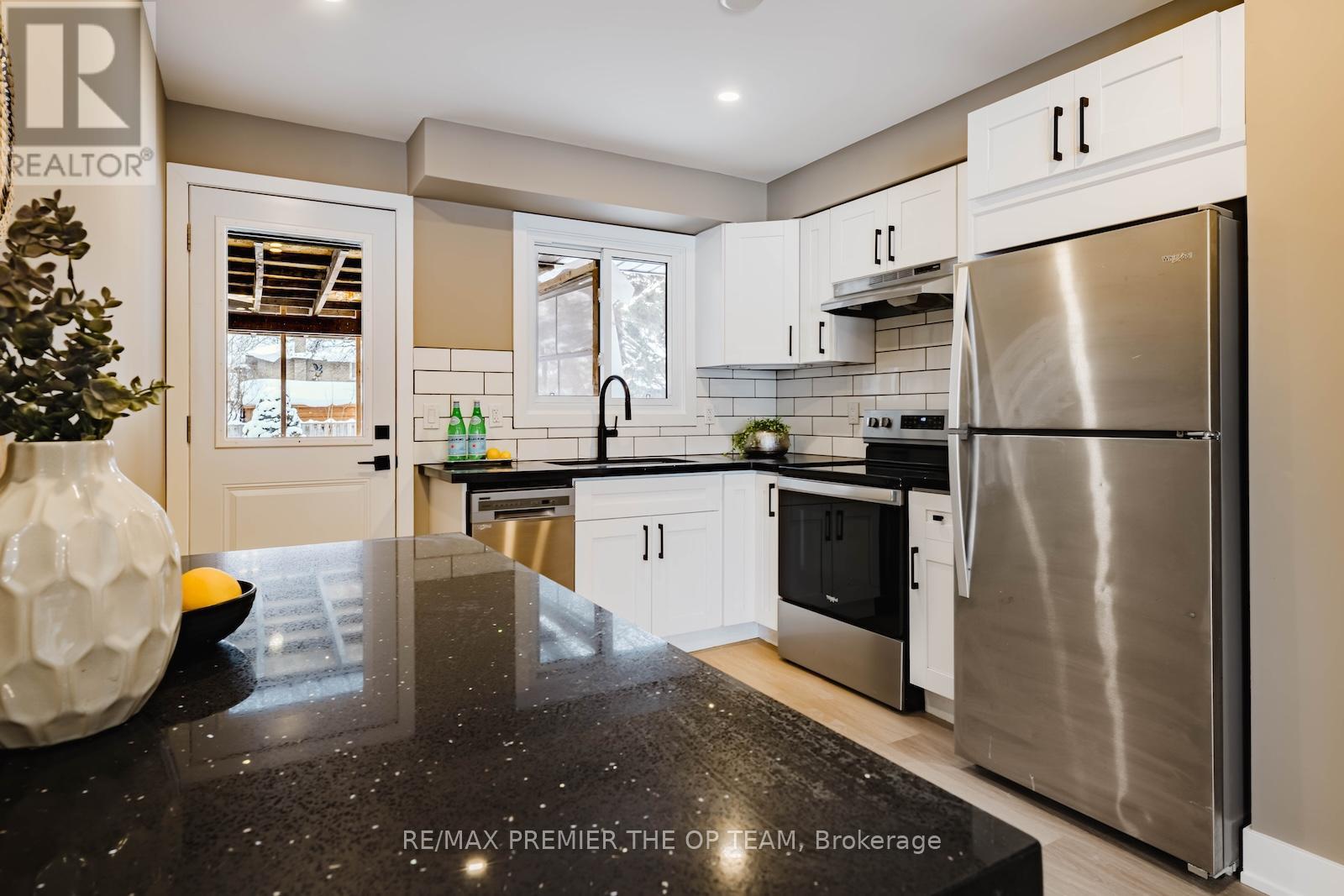 198 Rose Street, Barrie (Wellington), Ontario  L4M 2T9 - Photo 9 - S12736356