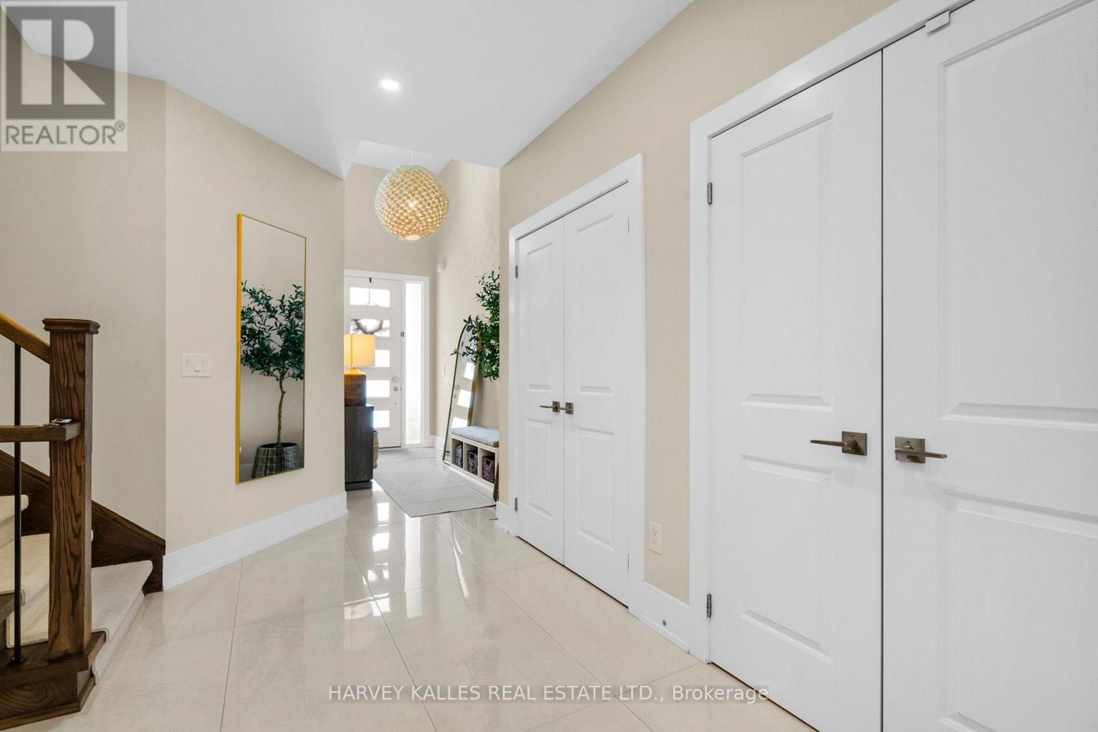 957 Eighth Street, Mississauga, Ontario  L5E 1R6 - Photo 3 - W12736306