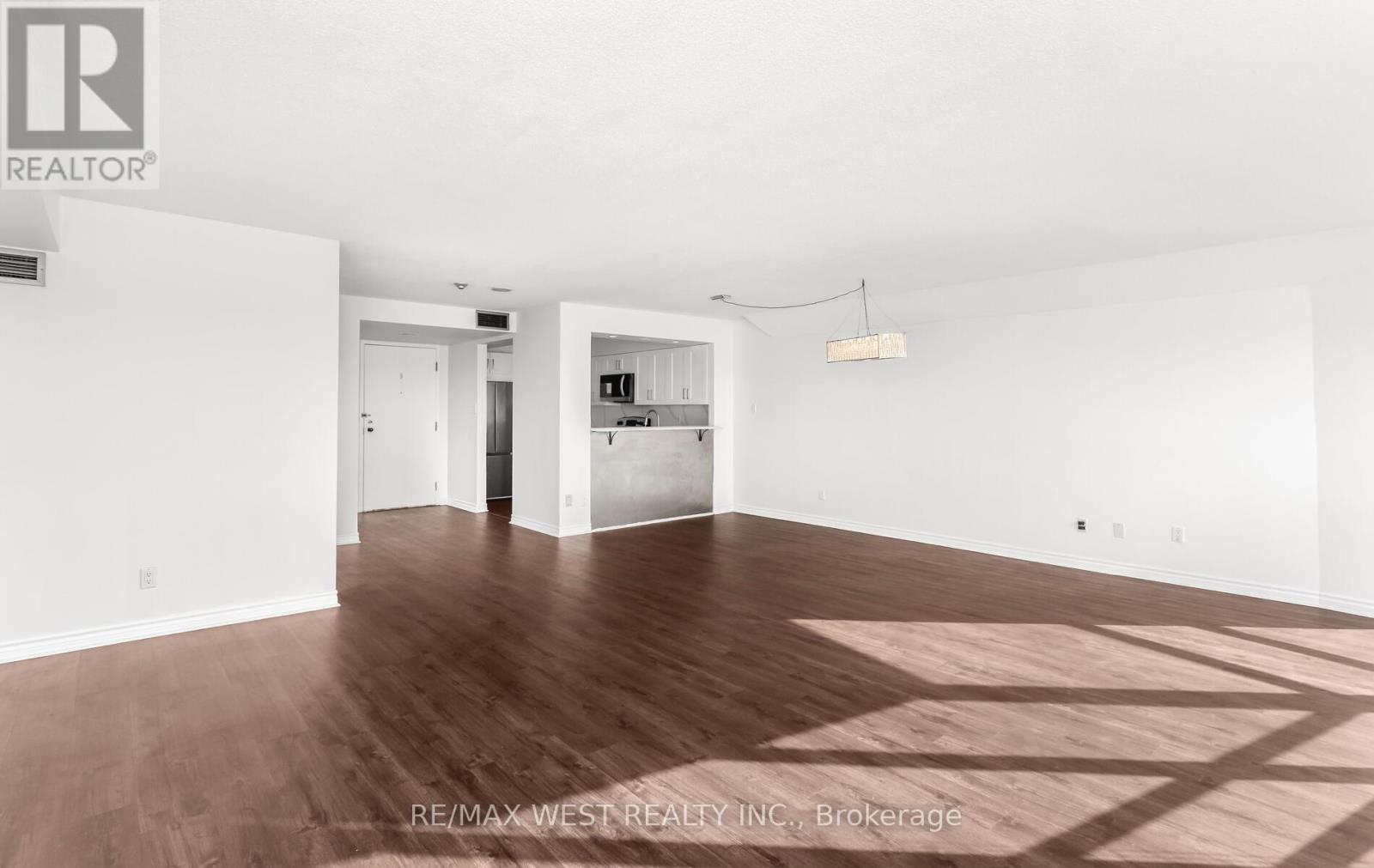 1510 - 50 Eglinton Avenue W, Mississauga, Ontario  L5R 3P5 - Photo 8 - W12736328