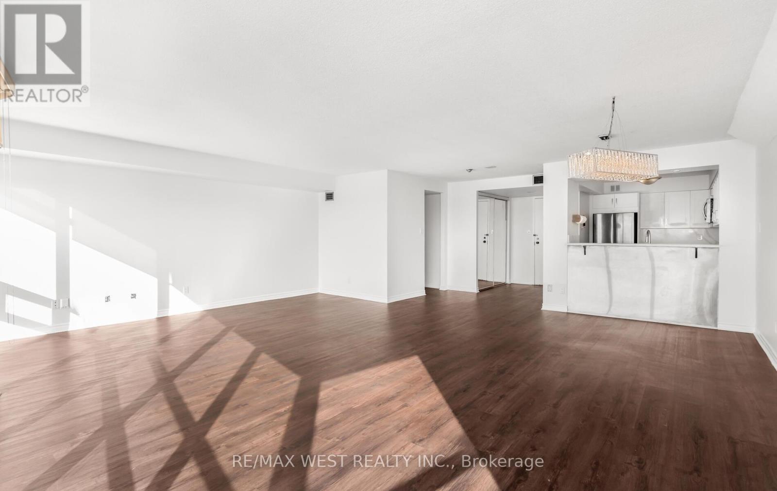 1510 - 50 Eglinton Avenue W, Mississauga, Ontario  L5R 3P5 - Photo 9 - W12736328